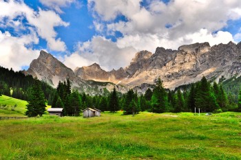 Der Col Ombert (ganz links) im Val San Nicol&ograve;. Auf der linken, steilsten Seite verl&auml;uft die Ferrata Kaiserj&auml;ger, einer der schwierigsten Klettersteige der Dolomiten. | Foto: Sabine Dettling
