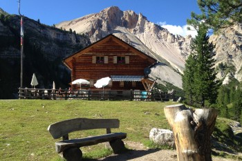 Die &Uuml;cia Pices Fanes (Kleine Fanes-Alm) liegt inmitten der Hochebene der Fanes, einem Eldorado f&uuml;r Wanderer, Bergsteiger und Mountainbiker. | Foto: &Uuml;cia Pices Fanes