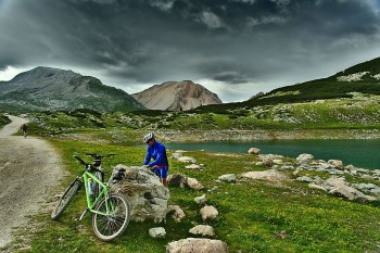 Rast am L&eacute; de Limo (2.159 Meter). Von der Fanes-H&uuml;tte aus lassen sich zahlreiche Bike-Touren in grandioser Landschaft unternehmen. | Foto: Sabine Dettling