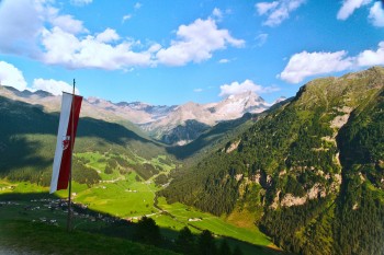 Blick von der Terrasse der Unterrieser Alm &uuml;ber das Reintal hin&uuml;ber zum Hochgall. | Foto: Sabine Dettling