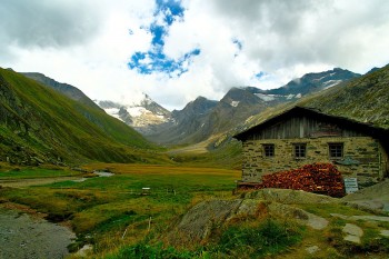 Bei einer Almh&uuml;tten-Wanderung l&auml;sst sich die jahrhundertealte Kulturlandschaft S&uuml;dtirols entdecken. | Foto: Sabine Dettling